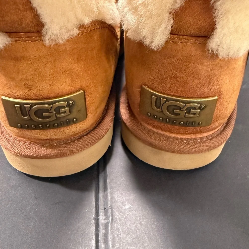 Ugg Woman’s Beckett Boots Sz 6 Chestnut Brown Leather Strap Closure Sheepskin
